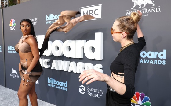 Horny Hollyweirdo Cara Delevingne Stalks Megan Thee Stallion At Billboard Music Awards, Makes The Entire Internet Uncomfortable Horny Hollyweirdo Cara Delevingne Stalks Megan Thee Stallion At Billboard Music Awards, Makes The Entire Internet Uncomfortable