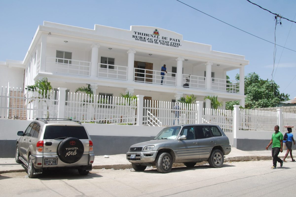 Armed gang invades Haiti’s main courthouse, steals files and vehicles