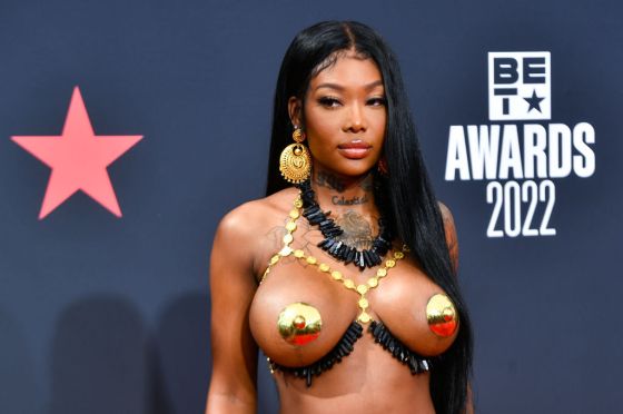 SMH: Summer Walker’s Baaaawdy Baring Outfits Spark Traditional Hmong Jewelry Cultural Appropriation Claims SMH: Summer Walker’s Baaaawdy Baring Outfits Spark Traditional Hmong Jewelry Cultural Appropriation Claims